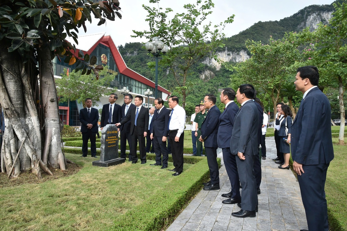 Trước đ&oacute;, Ph&oacute; Thủ tướng Hồ Đức Phớc c&ugrave;ng đo&agrave;n c&ocirc;ng t&aacute;c đ&atilde; đến tham quan C&acirc;y đa Hữu Nghị tại Cửa khẩu quốc tế Hữu Nghị (Lạng Sơn). Ảnh: VGP/Trần Mạnh &nbsp;