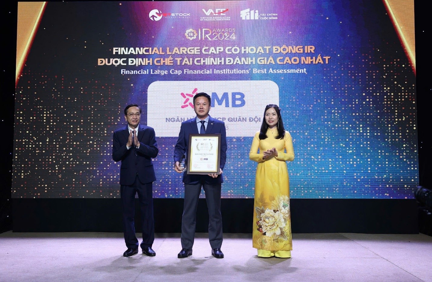 &Ocirc;ng H&agrave; Trọng Khi&ecirc;m &ndash; Ph&oacute; Tổng gi&aacute;m đốc đại diện MB nhận giải thưởng Financial Large Cap c&oacute; hoạt động IR được Định chế t&agrave;i ch&iacute;nh đ&aacute;nh gi&aacute; cao nhất.