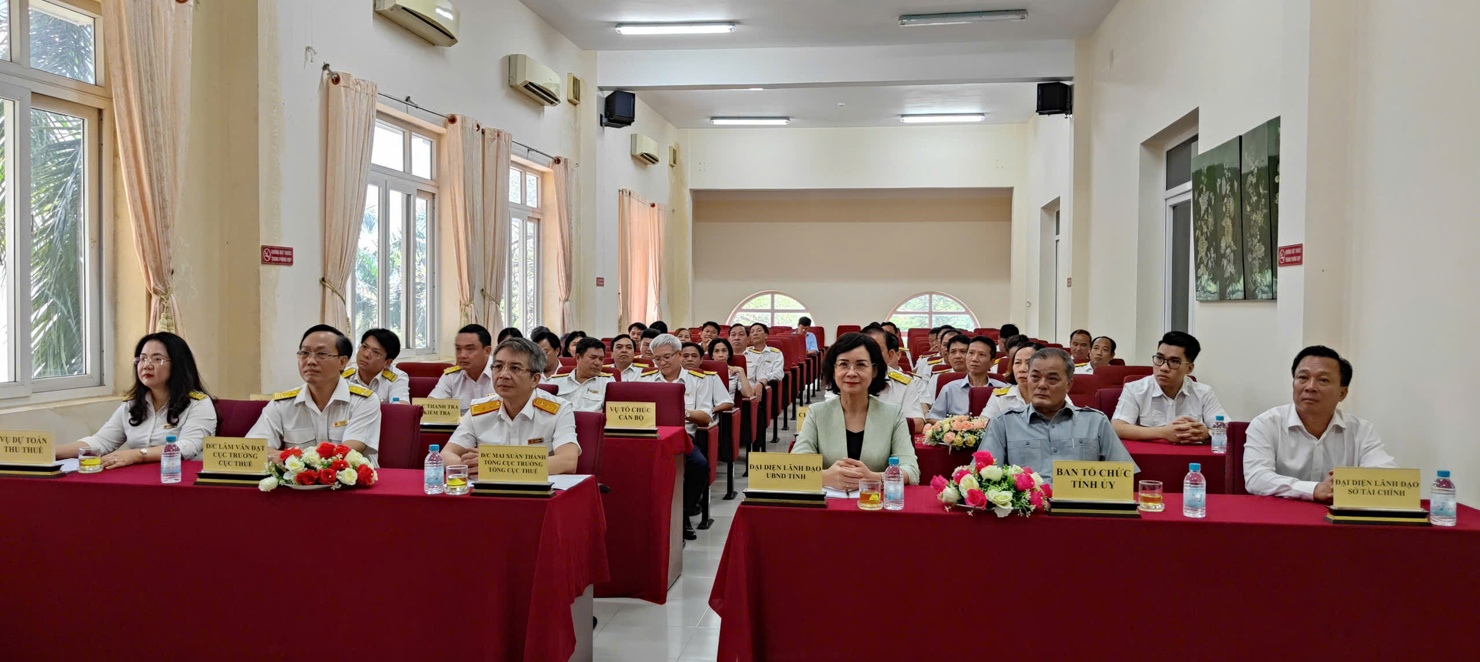 Hội nghị c&ocirc;ng bố v&agrave; trao Quyết định điều động v&agrave; bổ nhiệm cho &ocirc;ng Tạ Ho&agrave;ng Giang giữ chức&nbsp;Ph&oacute; Cục trưởng Cục Thuế tỉnh B&igrave;nh Phước. Ảnh: Anh Tuấn