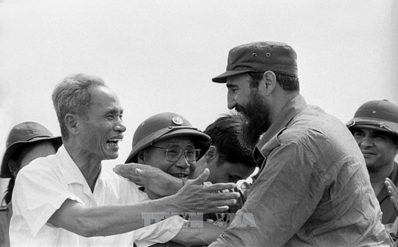 Thủ tướng Phạm Văn Đồng đ&oacute;n Thủ tướng Fidel Castro sang thăm ch&iacute;nh thức Việt Nam, ng&agrave;y 15/9/1973.