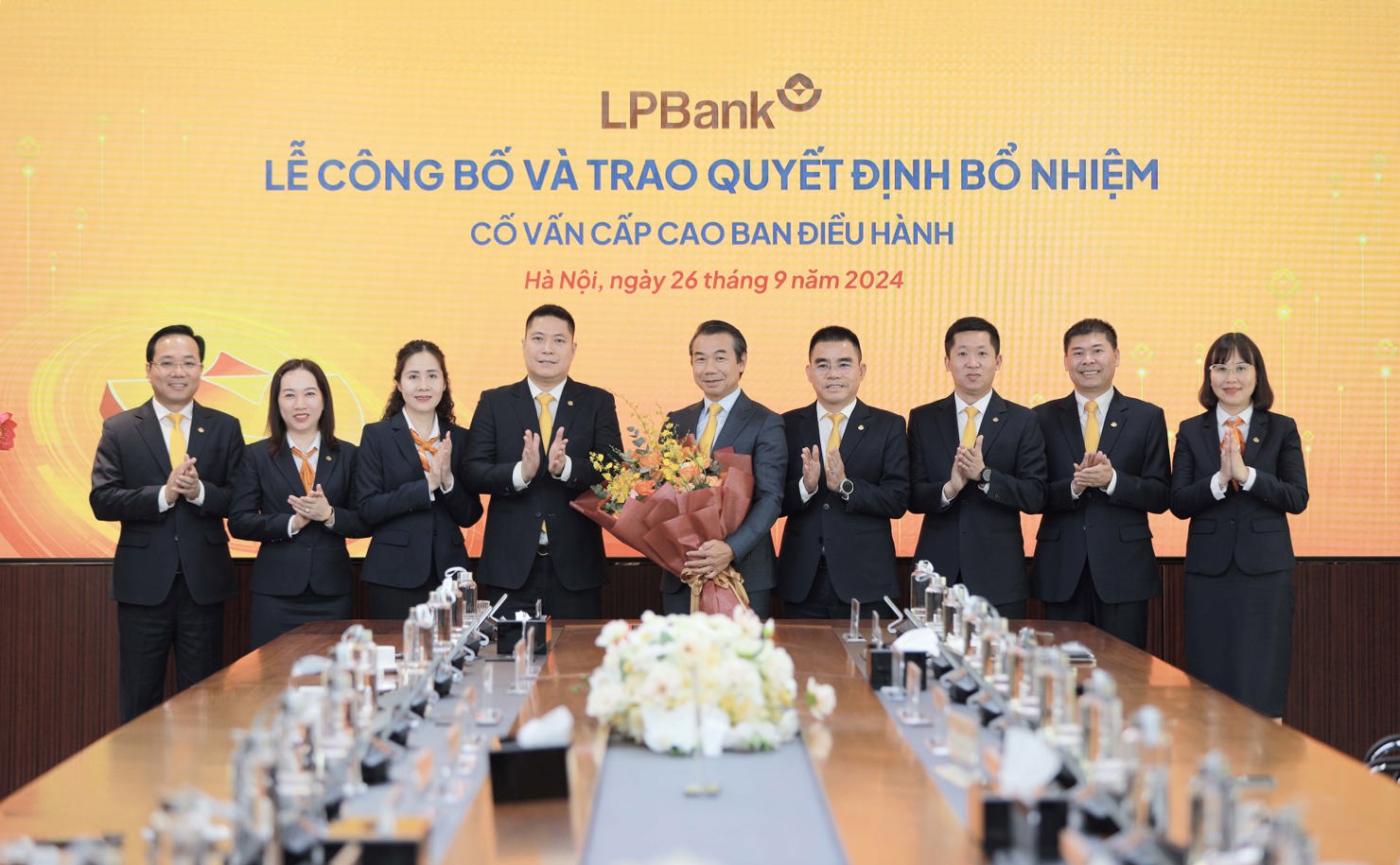 Ban l&atilde;nh đạo LPBank chụp ảnh lưu niệm c&ugrave;ng &ocirc;ng Phạm Ph&uacute; Kh&ocirc;i (giữa) trong buổi lễ bổ nhiệm