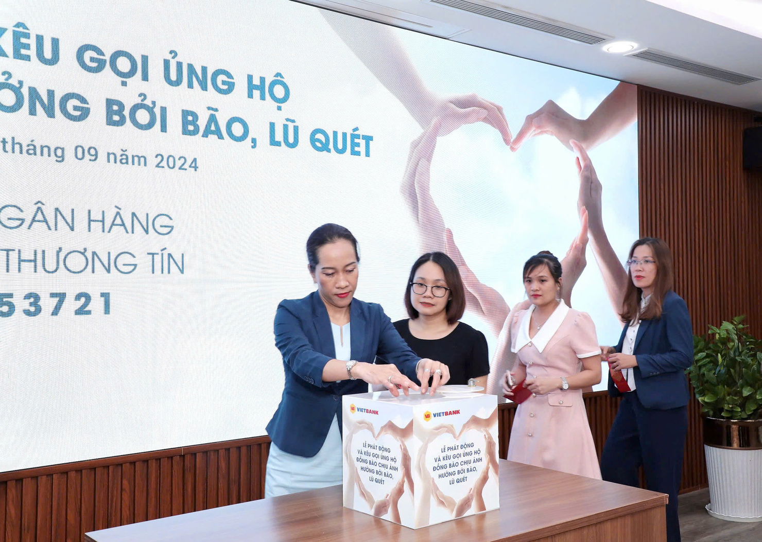 Ban l&atilde;nh đạo c&ugrave;ng c&aacute;n bộ nh&acirc;n vi&ecirc;n Vietbank chung tay quy&ecirc;n g&oacute;p ủng hộ đồng b&agrave;o. Ảnh: VB