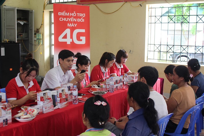 Viettel hỗ trợ chuyển đổi miễn ph&iacute; m&aacute;y 4G cho người đang sử dụng m&aacute;y 2G.