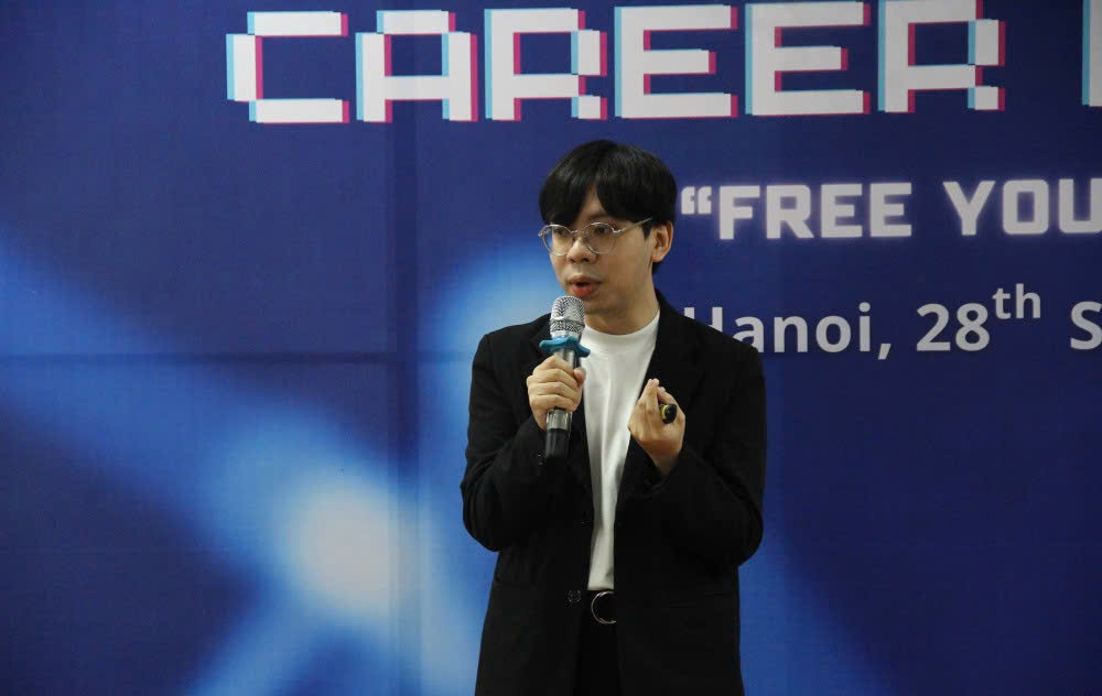 Diễn giả chia sẻ với sinh vi&ecirc;n tại sự kiện&nbsp;DDP Career Day 2024.