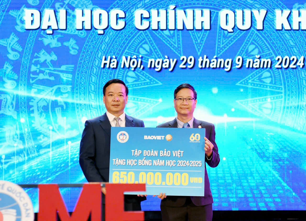 Lễ trao học bổng tại đại học Kinh tế quốc d&acirc;n.