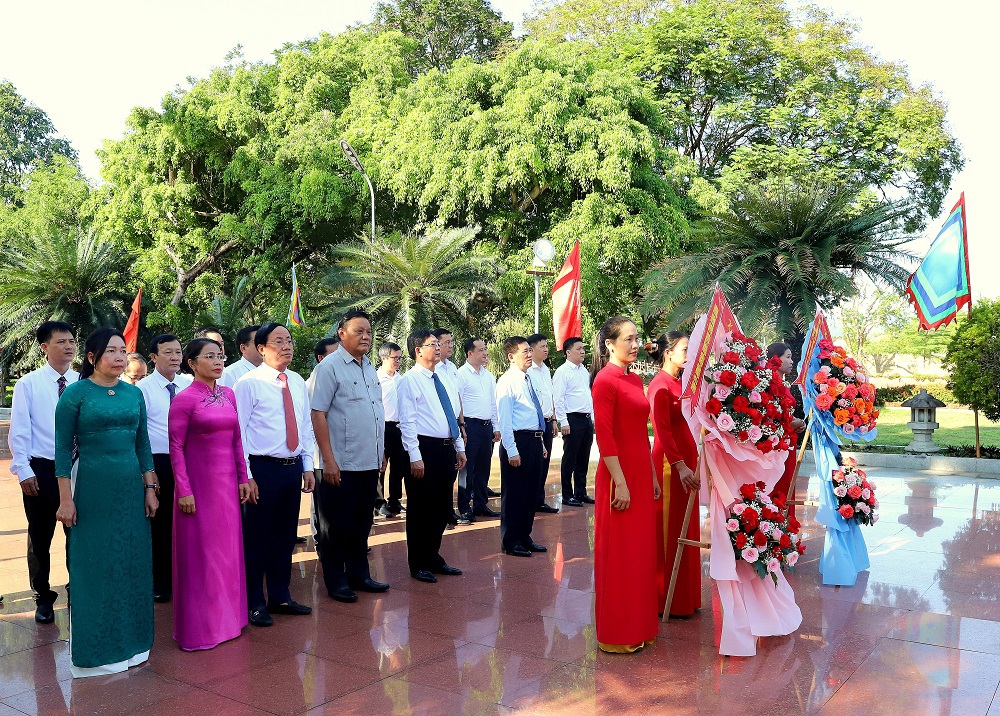 Ph&oacute; Thủ tướng, Bộ trưởng Bộ T&agrave;i ch&iacute;nh Hồ Đức Phớc v&agrave; c&aacute;c đại biểu d&acirc;ng hoa tại Tượng đ&agrave;i Ho&agrave;ng đế Quang Trung.