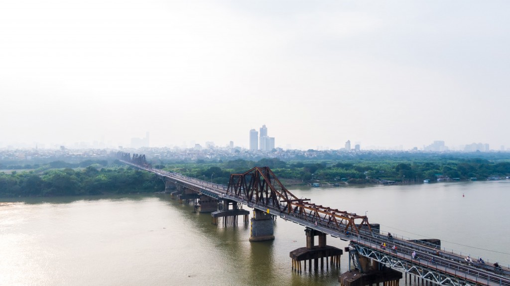 Cầu Long Bi&ecirc;n được xem như chứng nh&acirc;n lịch sử chiến thắng của qu&acirc;n v&agrave; d&acirc;n ta. Ng&agrave;y 9/10/1954, những binh l&iacute;nh Ph&aacute;p cuối c&ugrave;ng r&uacute;t qua cầu Long Bi&ecirc;n. Đồng thời, qu&acirc;n đội Việt Nam tiến v&agrave;o cầu chuẩn bị tiếp quản Thủ đ&ocirc;.