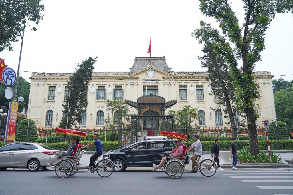 Bắc Bộ phủ trước đ&acirc;y l&agrave; cơ quan đứng đầu bộ m&aacute;y cai trị Ph&aacute;p ở Bắc Kỳ, dưới sự gi&aacute;m s&aacute;t của To&agrave;n quyền Đ&ocirc;ng Dương. To&agrave; nh&agrave; đ&atilde; trải qua cuộc kh&aacute;ng chiến chống Ph&aacute;p v&agrave; chống Mỹ cứu nước. Hiện nay c&ocirc;ng tr&igrave;nh l&agrave; Nh&agrave; kh&aacute;ch Ch&iacute;nh phủ tọa lạc tại số 12 Ng&ocirc; Quyền.