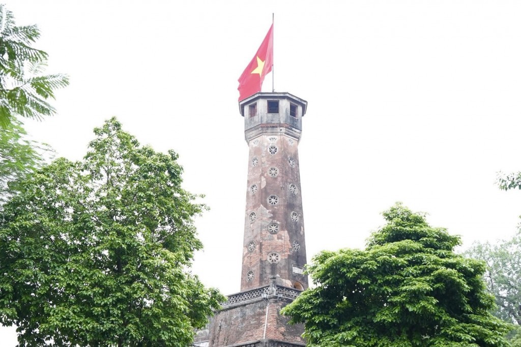 Năm 1945, C&aacute;ch mạng Th&aacute;ng T&aacute;m th&agrave;nh c&ocirc;ng, l&aacute; cờ đỏ sao v&agrave;ng lần đầu ti&ecirc;n được treo l&ecirc;n Cột cờ H&agrave; Nội. Đến ng&agrave;y giải ph&oacute;ng Thủ đ&ocirc; 10/10/1954, một lần nữa l&aacute; quốc kỳ lại tung bay tr&ecirc;n đỉnh kỳ đ&agrave;i lịch sử. Đ&acirc;y đ&atilde; trở th&agrave;nh nơi di t&iacute;ch lịch sử của Thủ đ&ocirc; v&agrave; cả nước.