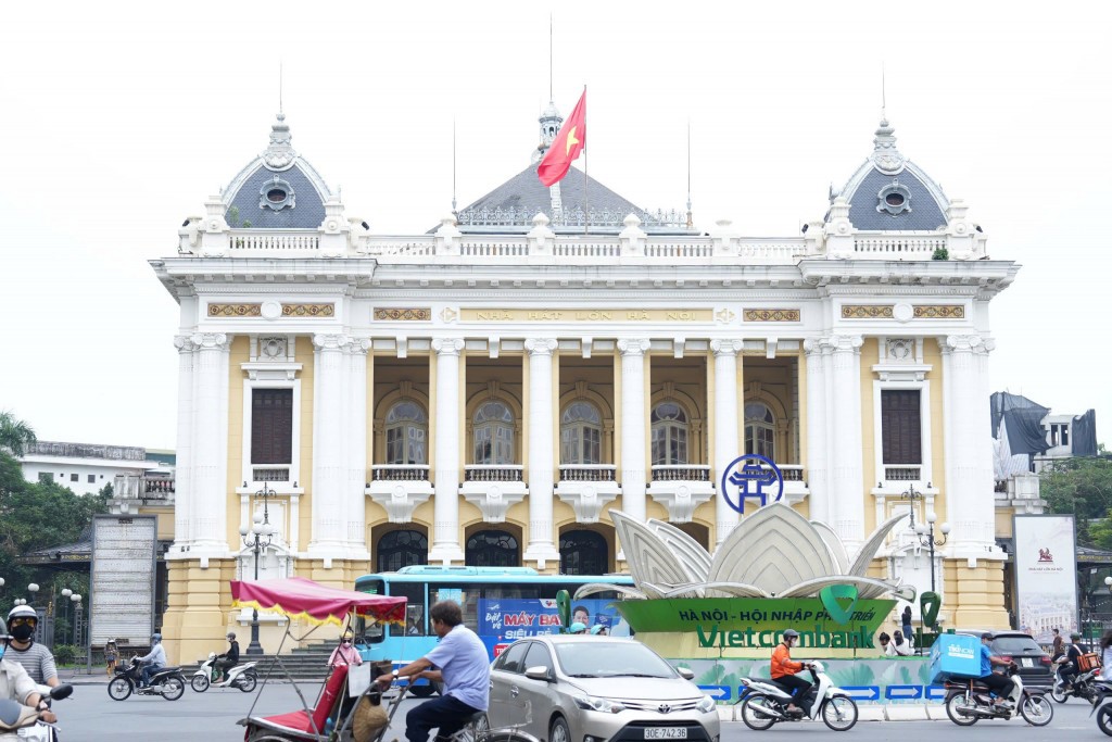 15h ng&agrave;y 10/10/1954, Nh&agrave; h&aacute;t lớn H&agrave; Nội l&agrave; nơi hồi c&ograve;i b&aacute;o hiệu lễ thượng cờ lịch sử vang l&ecirc;n. Đến nay, Nh&agrave; h&aacute;t l&agrave; một trong những trung t&acirc;m văn ho&aacute; quan trọng của H&agrave; Nội. Nơi đ&acirc;y thường xuy&ecirc;n diễn ra c&aacute;c hoạt động văn ho&aacute;, nghệ thuật của th&agrave;nh phố v&agrave; cả nước.