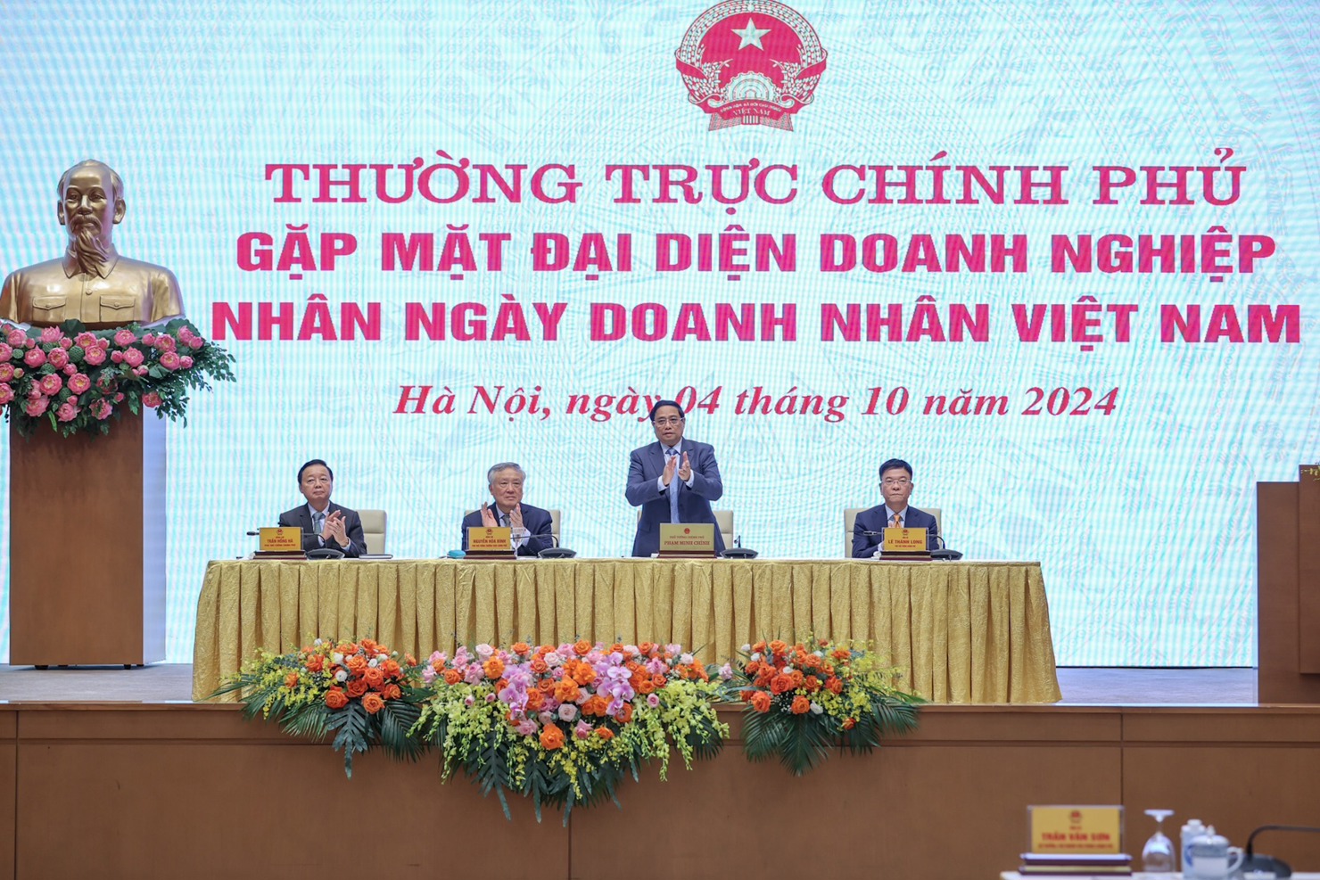 Thủ tướng Phạm Minh Ch&iacute;nh chủ tr&igrave; cuộc gặp mặt. Ảnh VGP/Nhật Bắc