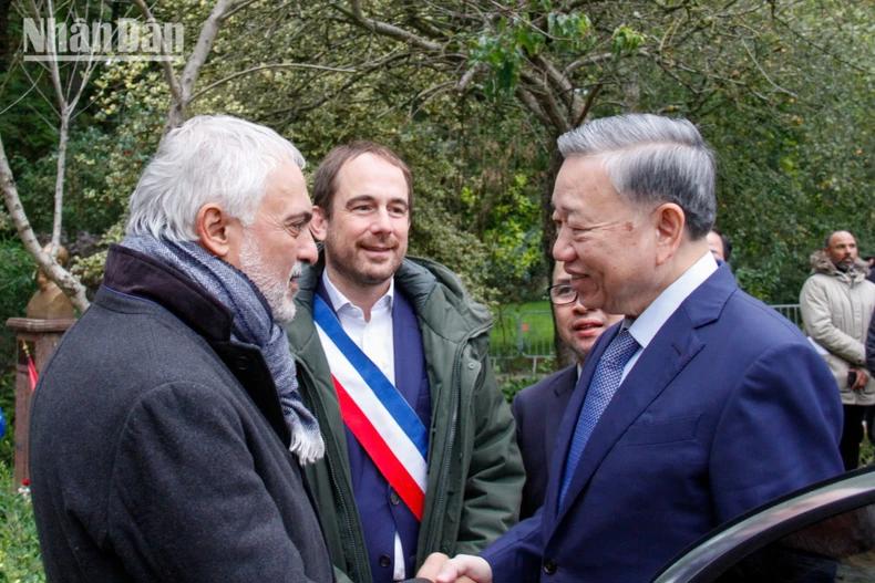 Thị trưởng th&agrave;nh phố Montreuil Patrice Bessac v&agrave; Ủy vi&ecirc;n Bộ Ch&iacute;nh trị Đảng Cộng sản Ph&aacute;p (PCF) Taylan Coskun ch&agrave;o đ&oacute;n Tổng B&iacute; thư, Chủ tịch nước T&ocirc; L&acirc;m.