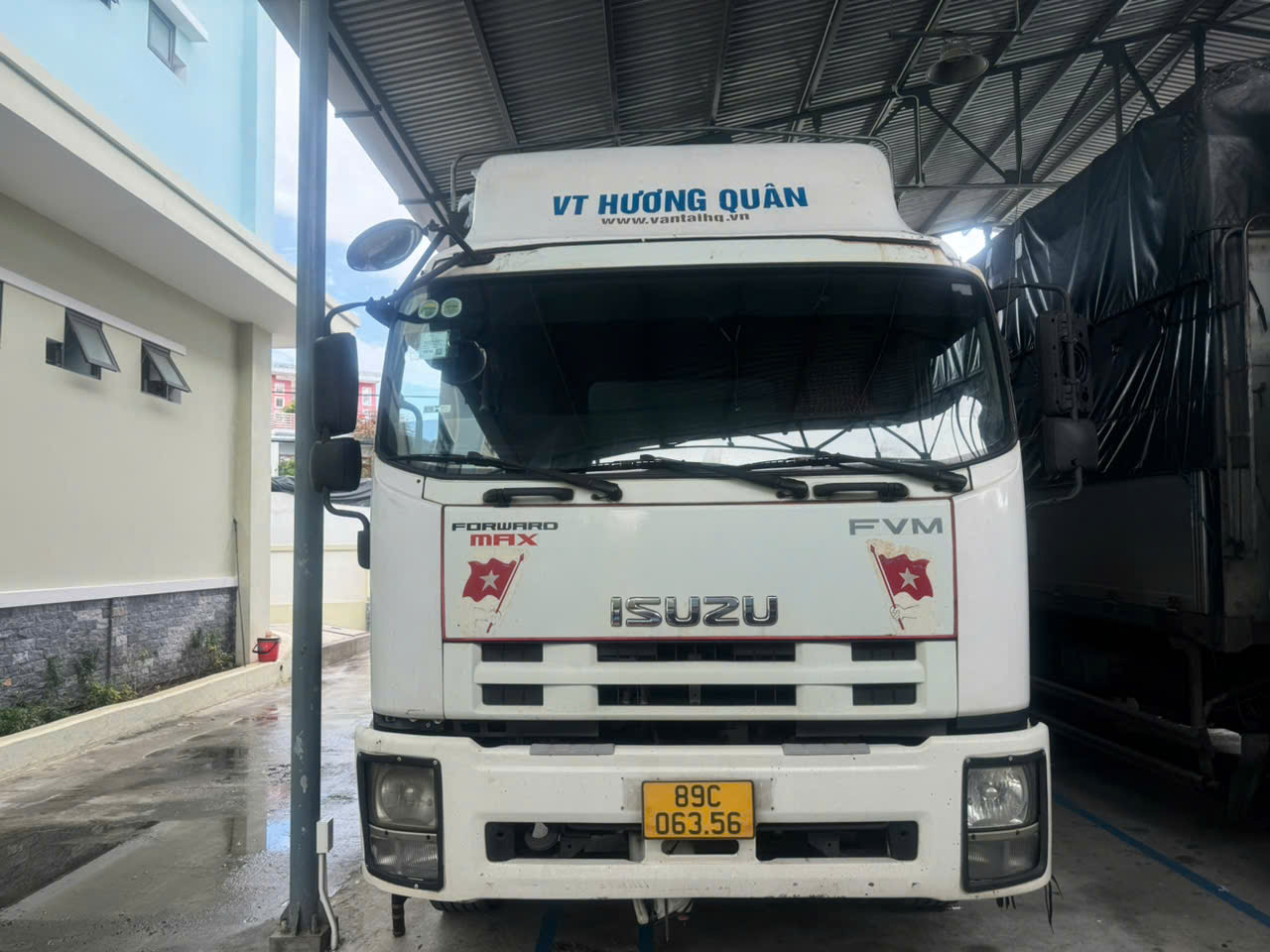 Phương tiện vận chuyển h&agrave;ng h&oacute;a c&oacute; dấu hiệu vi phạm bị lực lượng chức năng tiến h&agrave;nh kiểm tra.