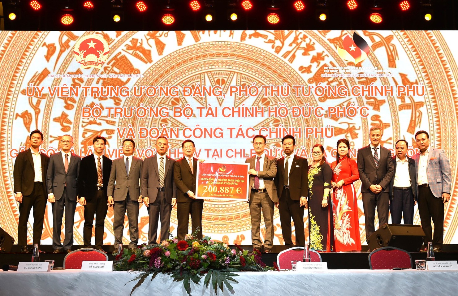 Đại diện cộng đồng trao tiền hỗ trợ đồng bào bị lũ lụt. Ảnh: VGP/Trần Mạnh