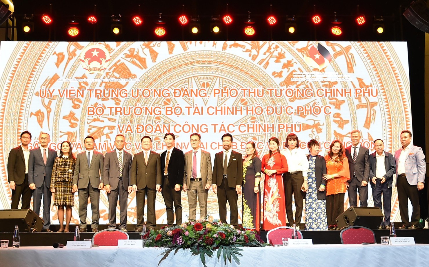 Phó Thủ tướng Hồ Đức Phớc cùng Ban lãnh đạo Liên hiệp hội Người Việt Nam tại Đức. Ảnh: VGP/Trần Mạnh