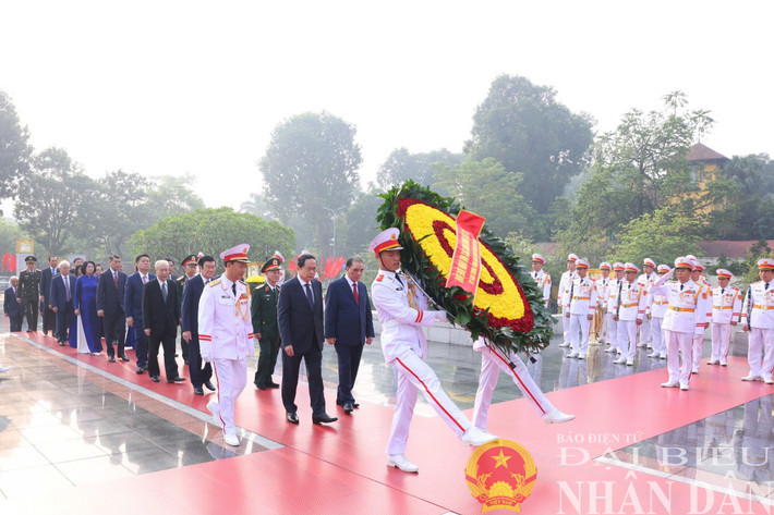 Chủ tịch Quốc hội Trần Thanh Mẫn và Lãnh đạo, nguyên lãnh đạo Đảng, Nhà nước đặt vòng hoa và dâng hương tưởng niệm các Anh hùng Liệt sỹ tại Đài tưởng niệm các Anh hùng Liệt sỹ, đường Bắc Sơn, Hà Nội. Ảnh: Lâm Hiển
