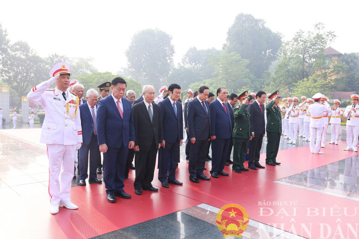 Chủ tịch Quốc hội Trần Thanh Mẫn và Lãnh đạo, nguyên lãnh đạo Đảng, Nhà nước đặt vòng hoa và dâng hương tưởng niệm các Anh hùng Liệt sỹ tại Đài tưởng niệm các Anh hùng Liệt sỹ, đường Bắc Sơn, Hà Nội. Ảnh: Lâm Hiển