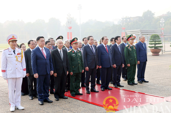 Chủ tịch Quốc hội Trần Thanh Mẫn v&agrave; L&atilde;nh đạo, nguy&ecirc;n l&atilde;nh đạo Đảng, Nh&agrave; nước v&agrave;o Lăng viếng Chủ tịch Hồ Ch&iacute; Minh. Ảnh: L&acirc;m Hiển &nbsp;