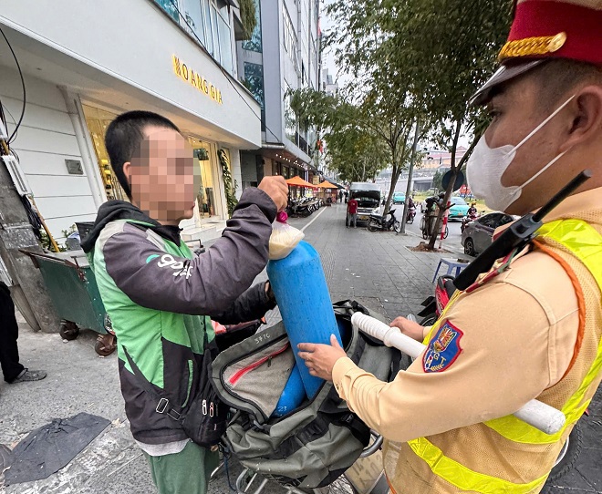 Tổ công tác thuộc Đội CSGT số 6, Phòng Cảnh sát Giao thông Công an TP Hà Nội đã phát hiện và bắt giữ kịp thời nam shipper và tang vật vi phạm.