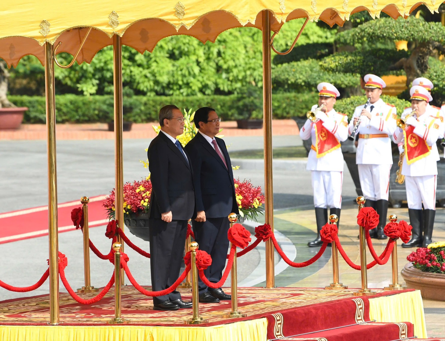 Thủ tướng Phạm Minh Chính chủ trì Lễ đón chính thức Thủ tướng Trung Quốc Lý Cường - Ảnh 1