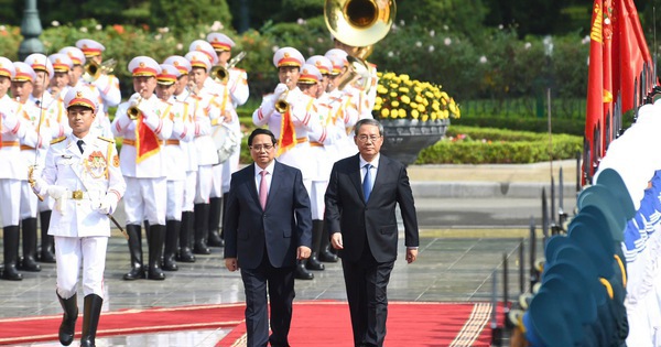 Thủ tướng Phạm Minh Chính và Thủ tướng Trung Quốc Lý Cường duyệt Đội danh dự Quân đội nhân dân Việt Nam. Ảnh: VGP/Nhật Bắc