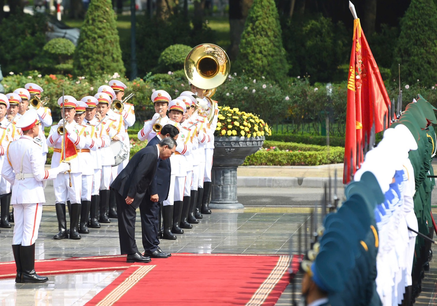 Trong kh&ocirc;ng kh&iacute; trang nghi&ecirc;m, Thủ tướng Việt Nam v&agrave; Thủ tướng Trung Quốc c&ugrave;ng bước tới ch&agrave;o Quốc kỳ hai nước. Ảnh: VGP/Nhật Bắc