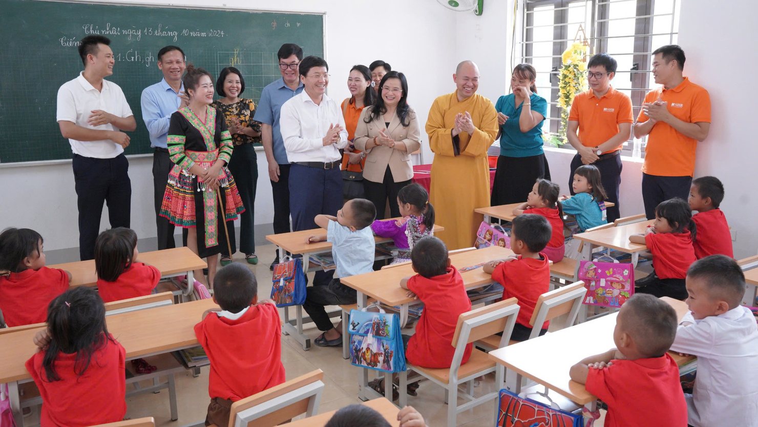 Lớp học khang trang đ&oacute;n c&aacute;c em học sinh trong năm học mới, mang đến cho c&aacute;c em th&ecirc;m nhiều động lực đến trường, t&igrave;m hiểu, kh&aacute;m ph&aacute; tri thức