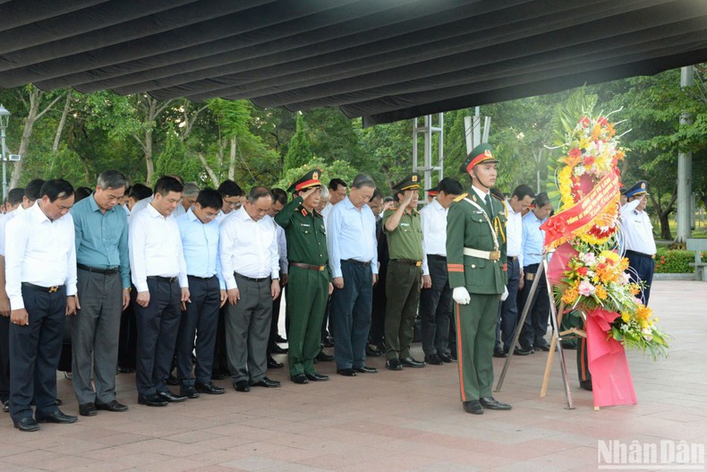 Tổng B&iacute; thư, Chủ tịch nước T&ocirc; L&acirc;m v&agrave; c&aacute;c th&agrave;nh vi&ecirc;n trong đo&agrave;n d&agrave;nh ph&uacute;t mặc niệm để tưởng nhớ, b&agrave;y tỏ l&ograve;ng biết ơn v&ocirc; hạn, sự tri &acirc;n s&acirc;u sắc đối với c&ocirc;ng lao to lớn của c&aacute;c Anh h&ugrave;ng, liệt sĩ.