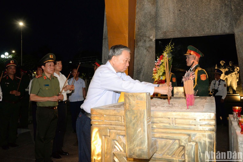 Tổng B&iacute; thư, Chủ tịch nước T&ocirc; L&acirc;m d&acirc;ng hương tại Nghĩa trang Liệt sĩ quốc gia Đường 9.