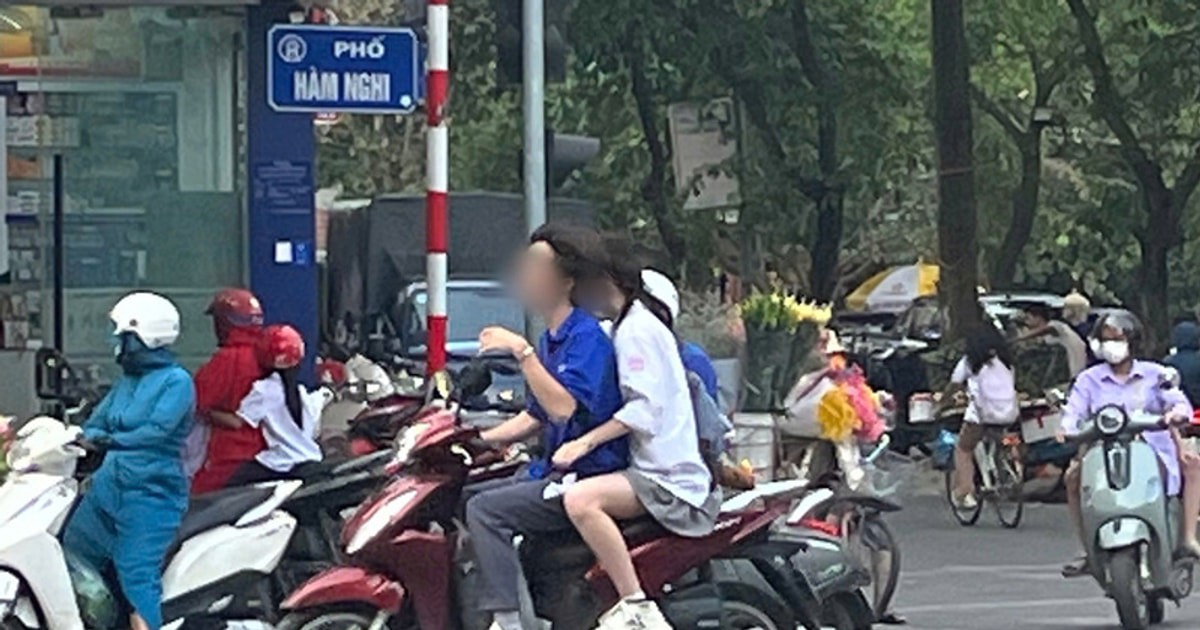 Học sinh không đội mũ bảo hiểm, điều khiển xe máy có dung tích trên 50cc trên đường.