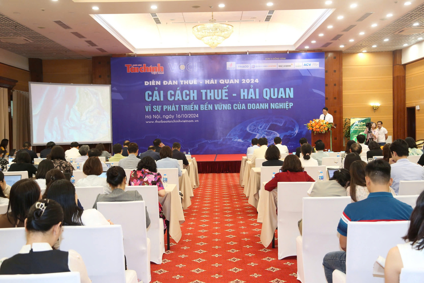 Quang cảnh&nbsp; Diễn đ&agrave;n Thuế - Hải quan năm 2024 với chủ đề "Cải c&aacute;ch thuế - hải quan: V&igrave; sự ph&aacute;t triển bền vững của doanh nghiệp&rdquo;.