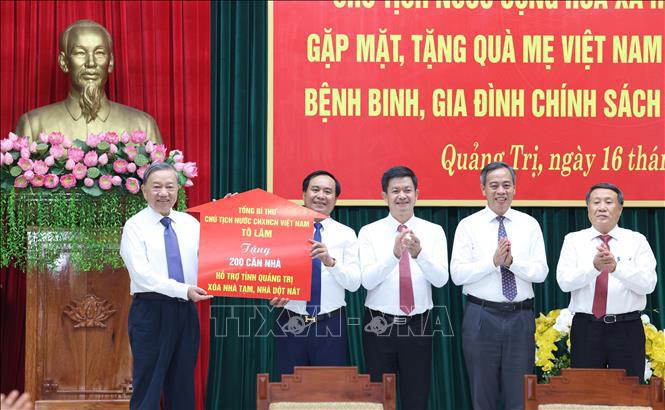 Tổng B&iacute; thư, Chủ tịch nước trao tượng trưng 200 căn nh&agrave; hỗ trợ nh&acirc;n d&acirc;n tỉnh Quảng Trị xo&aacute; nh&agrave; tạm, nh&agrave; dột n&aacute;t.