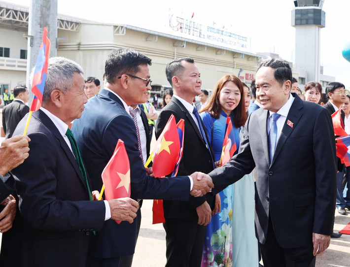 Lễ đ&oacute;n Chủ tịch Quốc hội Trần Thanh Mẫn tại S&acirc;n bay quốc tế Wattay, Thủ đ&ocirc; Vientiane. Ảnh: Thống Nhất