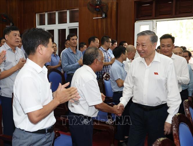 Tổng B&iacute; thư, Chủ tịch nước T&ocirc; L&acirc;m với cử tri huyện Văn Giang, tỉnh Hưng Y&ecirc;n. Ảnh: Tr&iacute; Dũng/TTXVN&nbsp; &nbsp;