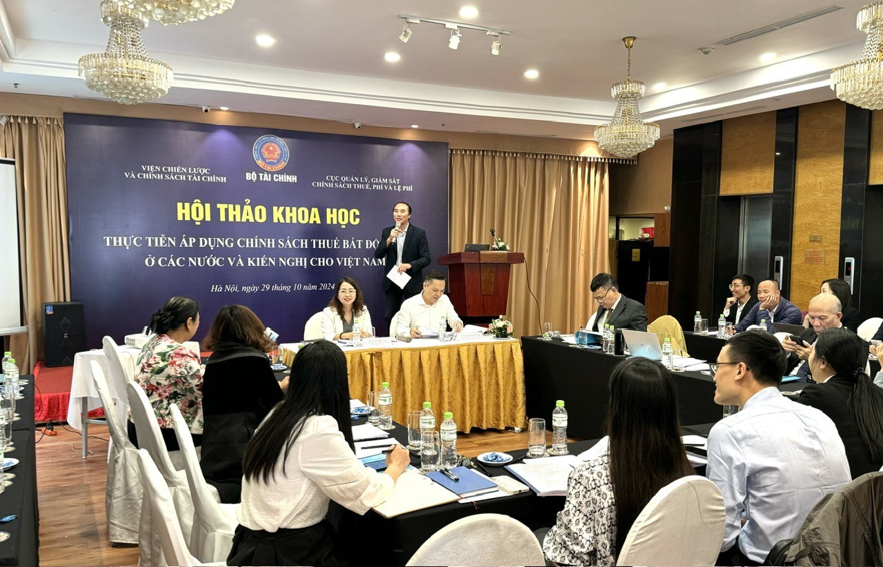 Chuy&ecirc;n gia tham gia thảo luận tại Hội thảo khoa học "Thực tiễn &aacute;p dụng ch&iacute;nh s&aacute;ch thuế bất động sản ở c&aacute;c nước v&agrave; kiến nghị cho Việt Nam".