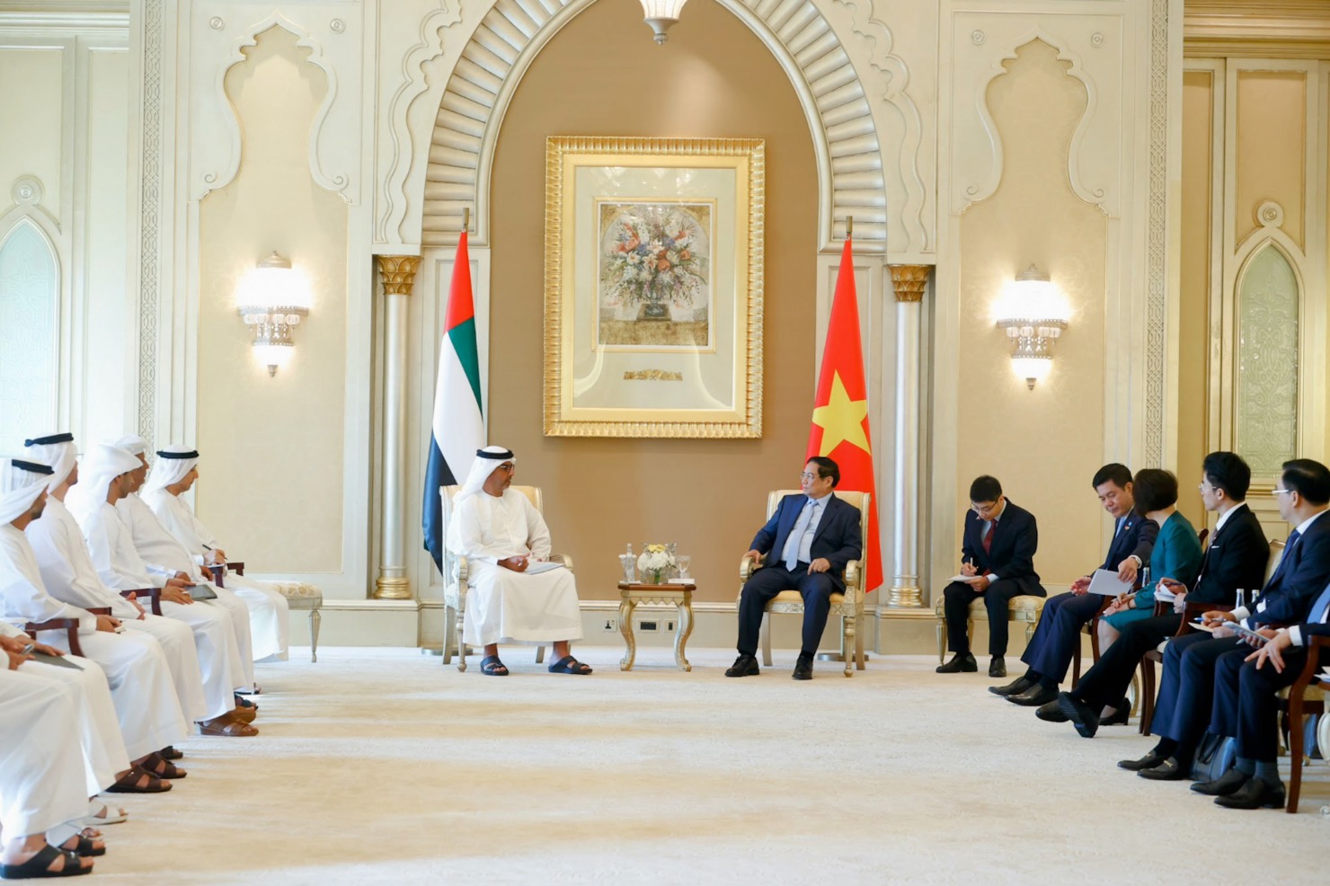 &Ocirc;ng Sheikh Hamed Bin Zayed Al Nahyancho biết, ADIA sẵn s&agrave;ng triển khai c&aacute;c &yacute; kiến của Thủ tướng Phạm Minh Ch&iacute;nh trong thực hiện c&aacute;c dự &aacute;n hợp t&aacute;c, đầu tư tại Việt Nam - Ảnh: VGP/Nhật Bắc &nbsp;