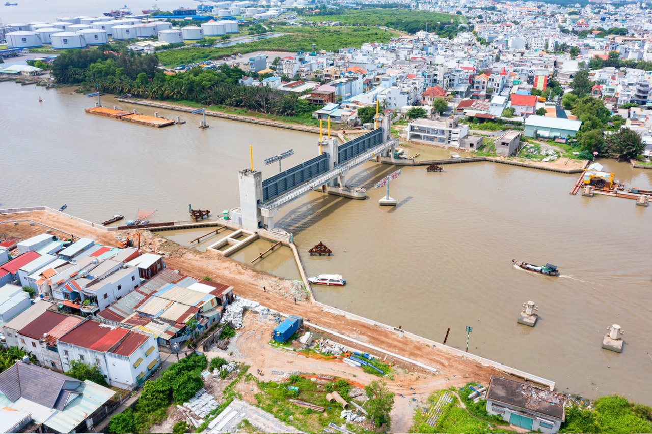 Cống ngăn triều Ph&uacute; Xu&acirc;n, một phần dự &aacute;n chống ngập 10.000 tỷ đồng. Ảnh: Ch&iacute; Nh&acirc;n