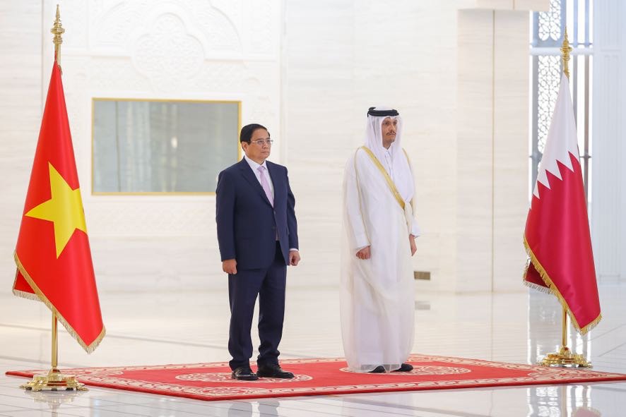 Thủ tướng Phạm Minh Ch&iacute;nh v&agrave; Thủ tướng Nh&agrave; nước Qatar Sheikh Mohammed bin Abdulrahman bin Jasim Al-Thani. Ảnh: VGP/Nhật Bắc &nbsp;