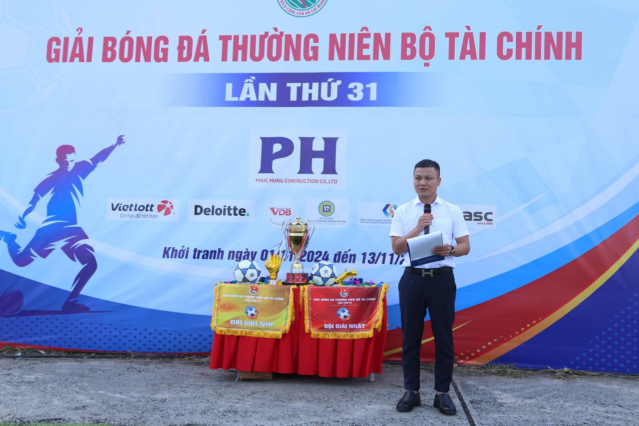 Đồng ch&iacute; L&ecirc; Đ&ocirc;n - B&iacute; thư Đo&agrave;n Thanh ni&ecirc;n Bộ T&agrave;i ch&iacute;nh ph&aacute;t biểu khai mạc giải b&oacute;ng.