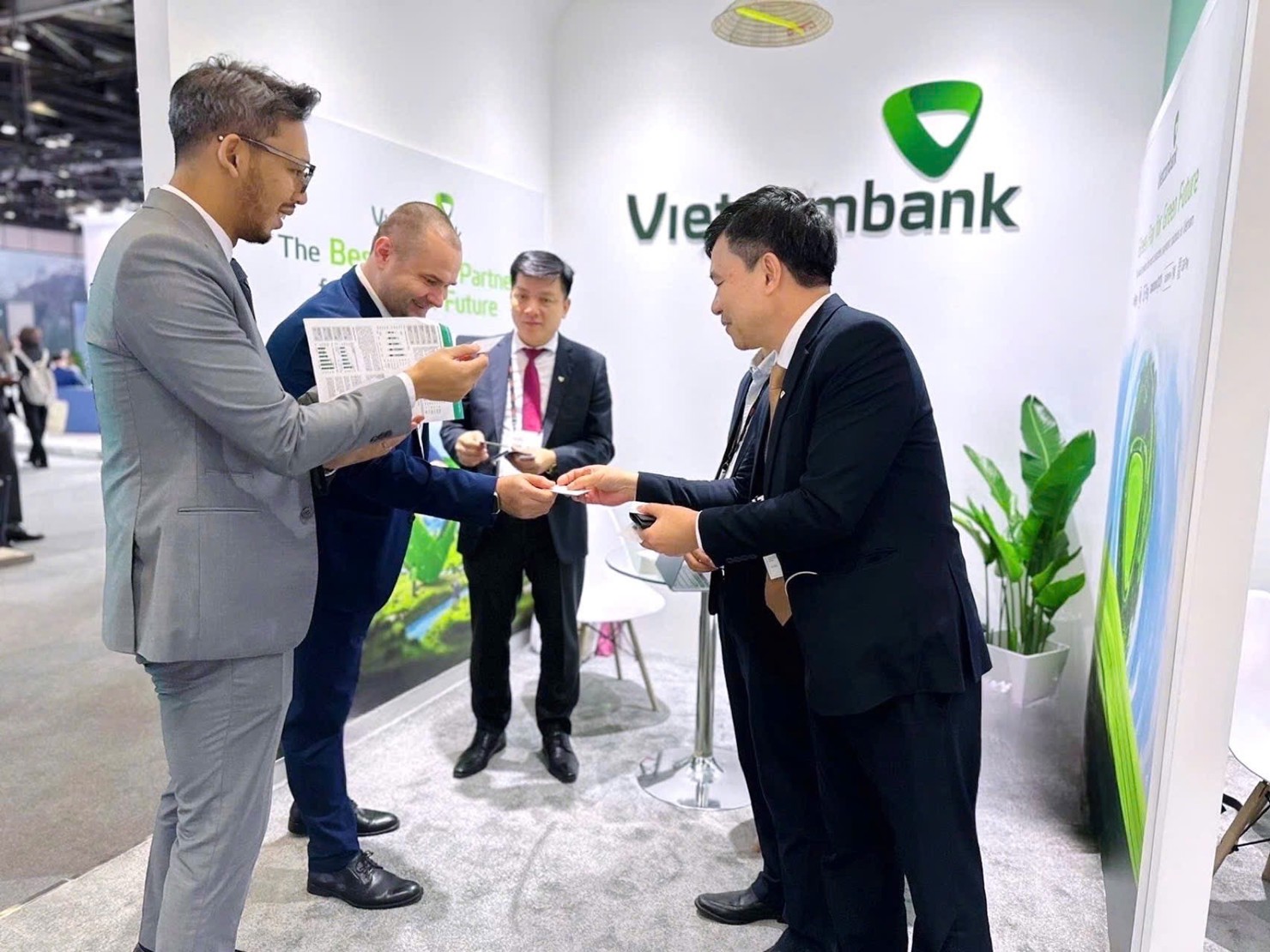 Đo&agrave;n Vietcombank trao đổi, gặp gỡ đối t&aacute;c, kh&aacute;ch h&agrave;ng &nbsp;