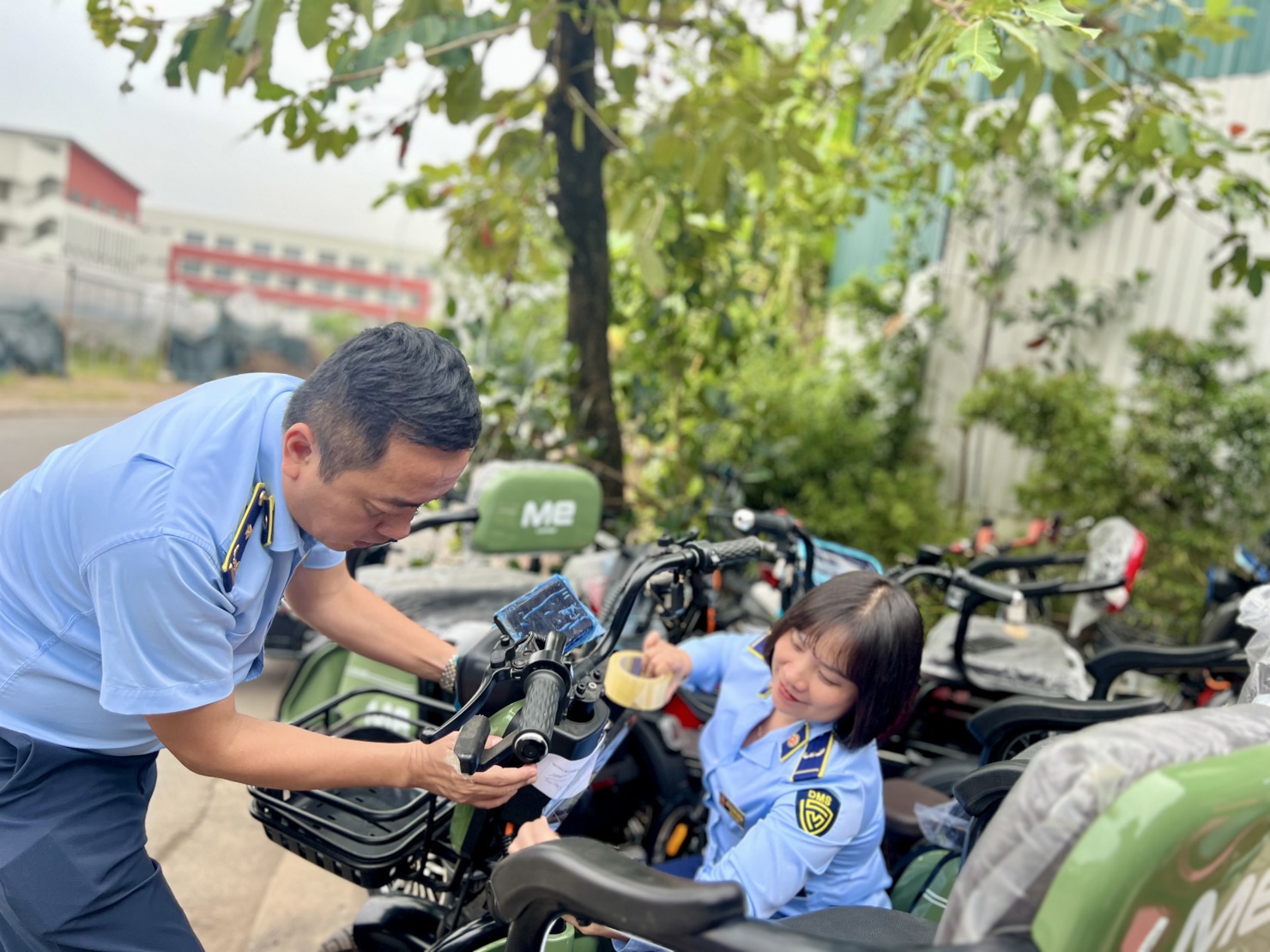 Lực lượng chức năng ni&ecirc;m phong h&agrave;ng h&oacute;a vi phạm