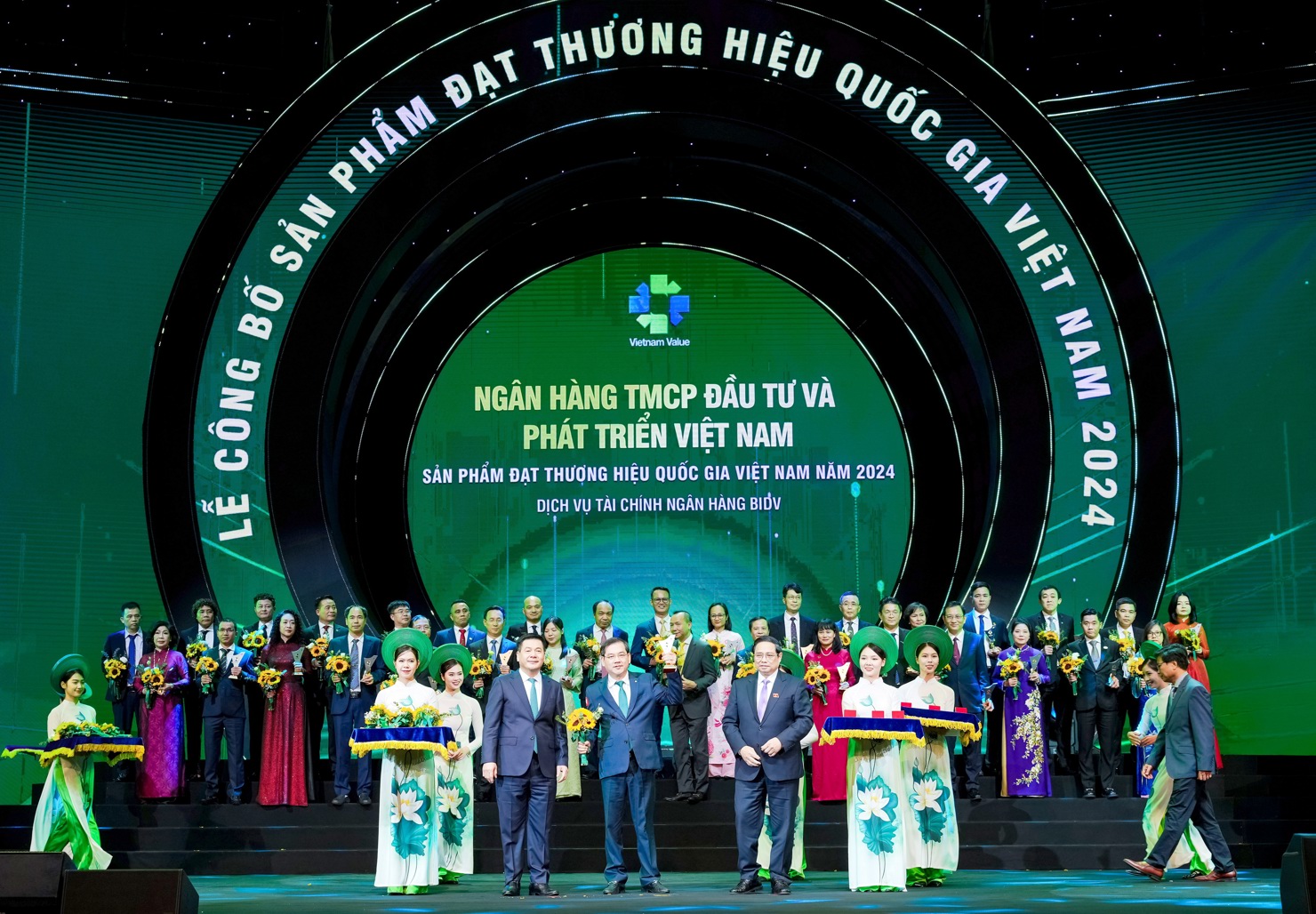 Thủ tướng Ch&iacute;nh phủ Phạm Minh Ch&iacute;nh trao biểu trưng &ldquo;Thương hiệu quốc gia&rdquo; năm 2024 cho &ocirc;ng Đặng Văn Tuy&ecirc;n - Ủy vi&ecirc;n HĐQT BIDV.