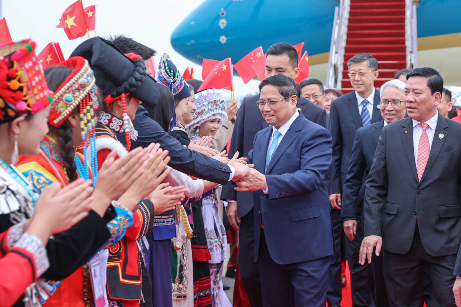 Đại diện thanh ni&ecirc;n c&aacute;c d&acirc;n tộc thiểu số tỉnh V&acirc;n Nam nhiệt liệt ch&agrave;o đ&oacute;n Thủ tướng v&agrave; Đo&agrave;n đại biểu cấp cao Việt Nam. Ảnh: VGP/Nhật Bắc.