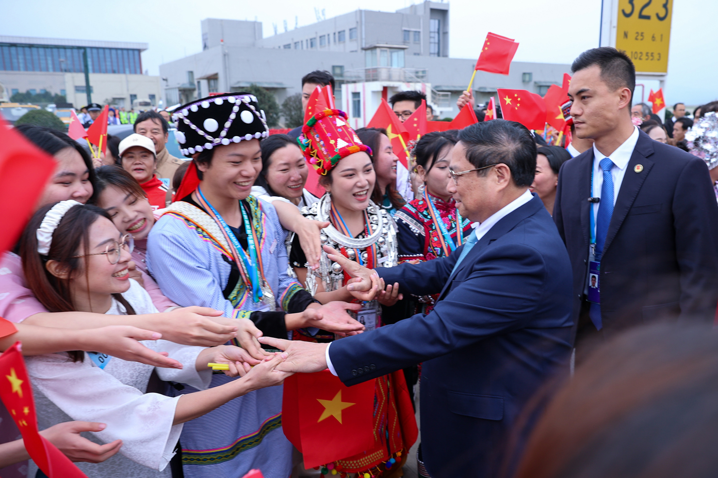 Đại diện thanh ni&ecirc;n c&aacute;c d&acirc;n tộc thiểu số tỉnh V&acirc;n Nam nhiệt liệt ch&agrave;o đ&oacute;n Thủ tướng v&agrave; Đo&agrave;n đại biểu cấp cao Việt Nam. Ảnh: VGP/Nhật Bắc.