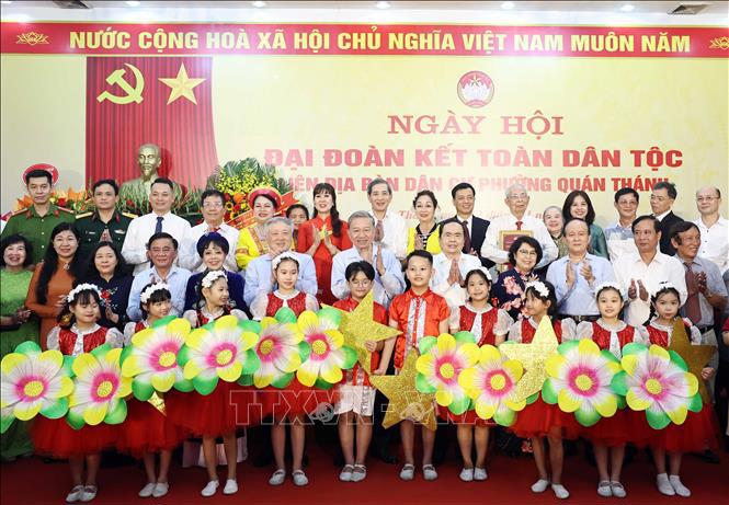 Tổng B&iacute; thư T&ocirc; L&acirc;m, Chủ tịch Quốc hội Trần Thanh Mẫn với c&aacute;n bộ, nh&acirc;n d&acirc;n phường Qu&aacute;n Th&aacute;nh, quận Ba Đ&igrave;nh, H&agrave; Nội - Ảnh: TTXVN