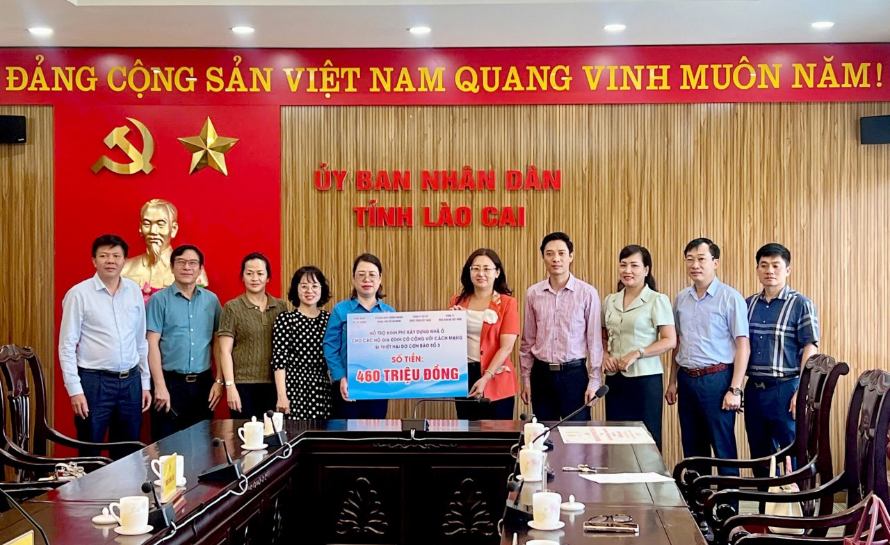 L&atilde;nh đạo C&ocirc;ng đo&agrave;n Bộ T&agrave;i ch&iacute;nh trao biển tượng trưng hỗ trợ tỉnh L&agrave;o Cai 460 triệu đồng kinh ph&iacute; x&acirc;y nh&agrave; ở cho người c&oacute; c&ocirc;ng.