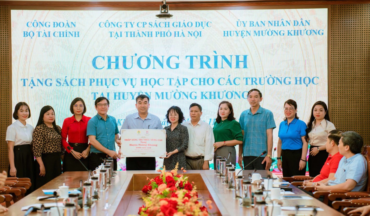 Tại huyện Mường Khương, Ph&oacute; Chủ tịch C&ocirc;ng đo&agrave;n Bộ T&agrave;i ch&iacute;nh L&ecirc; Thị Hạnh trao tượng trưng 5.400 cuốn s&aacute;ch hỗ trợ cho c&aacute;c trường v&agrave; học sinh c&oacute; th&ecirc;m đầu s&aacute;ch để phục vụ học tập.