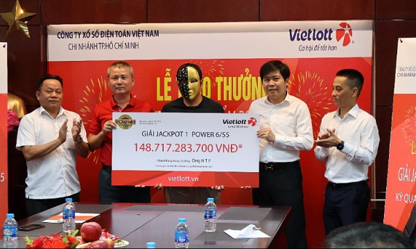 Anh P. nhận giải Jackpot 1 xổ số tự chọn Power 6/55 kỳ QSMT số 1105 với giá trị giải thưởng hơn 148 tỷ đồng. Ảnh: Vietlott