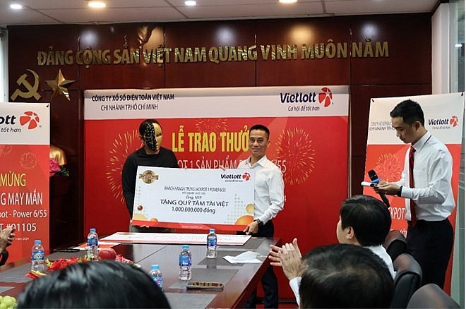 Anh P. trao tặng 01 tỷ đồng đến Quỹ x&atilde; hội T&acirc;m T&agrave;i Việt. Ảnh: Vietlott