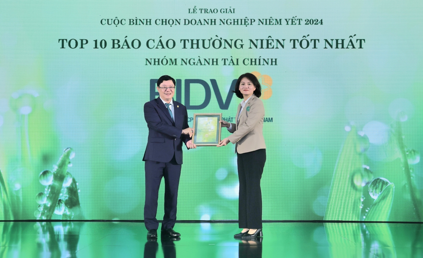 &Ocirc;ng Đo&agrave;n Việt Nam,&nbsp;Ph&oacute; tổng gi&aacute;m đốc BIDV,&nbsp;đại diện nhận giải&nbsp;thưởng "Top 10&nbsp;b&aacute;o c&aacute;o thường ni&ecirc;n&nbsp;tốt nhất&nbsp;-&nbsp;nh&oacute;m ng&agrave;nh t&agrave;i ch&iacute;nh".